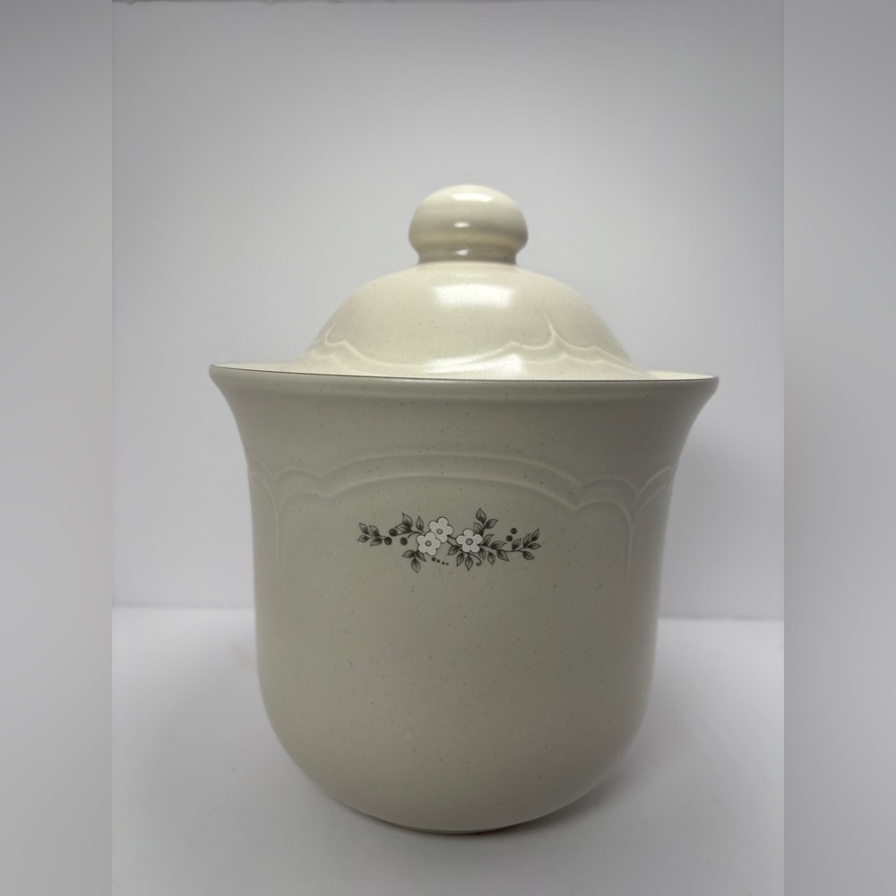 Pfaltzgraff Heirloom Flour Canister 2 Qt  White & Gray Flowers Cottagecore VTG